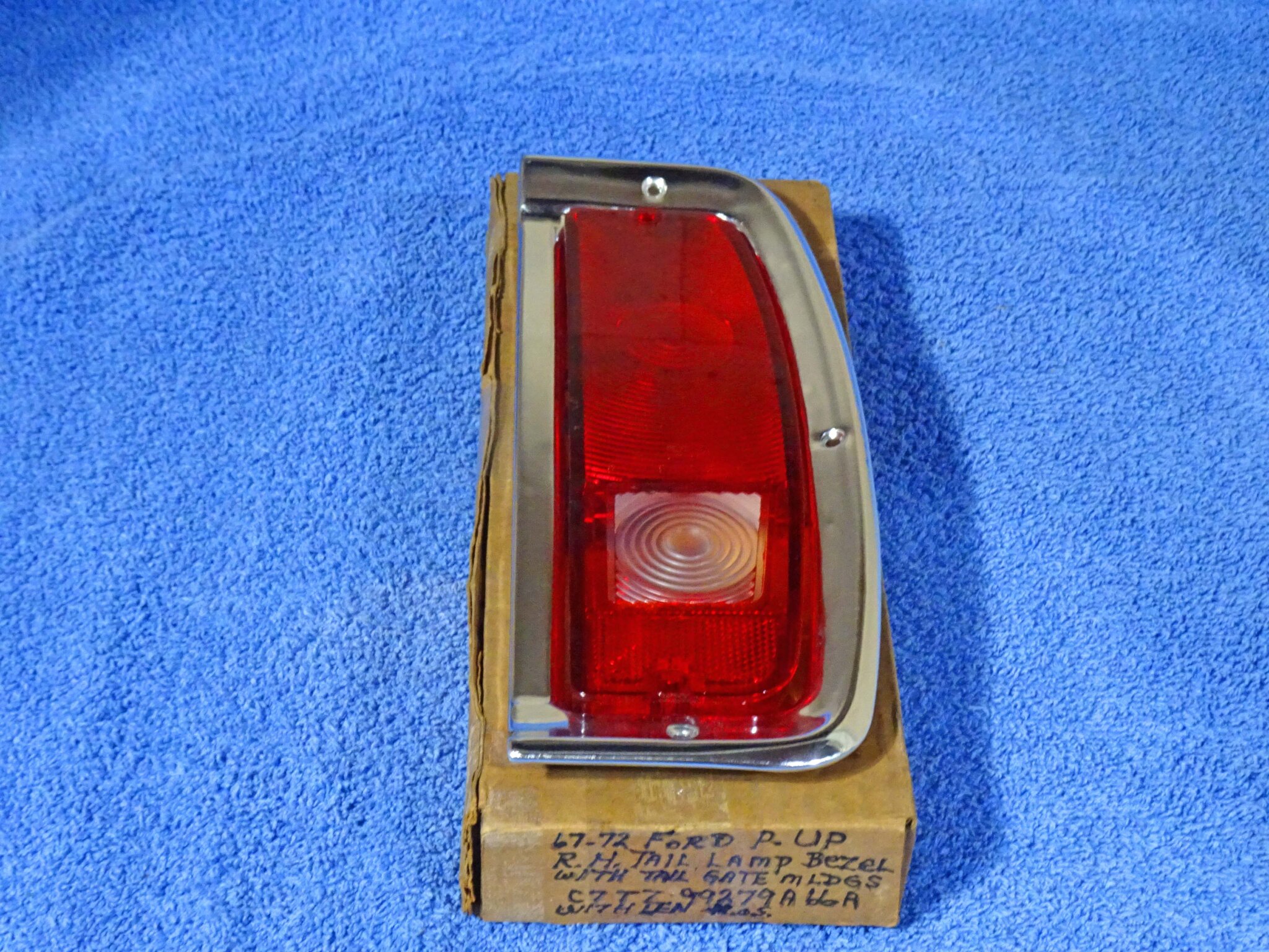 New Tail Light Bezel And Lens Assembly For 1971-1973 Ford Mustang